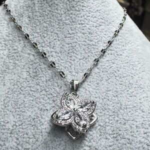 Stainless steel Elegant Silver Floral Pendant Necklace